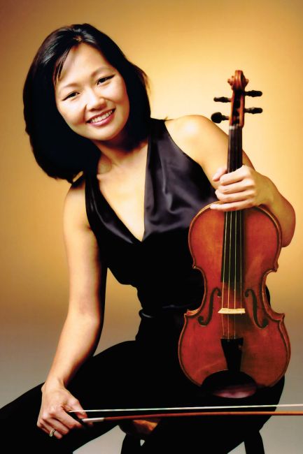 Yumi Hwang Williams holding a violin