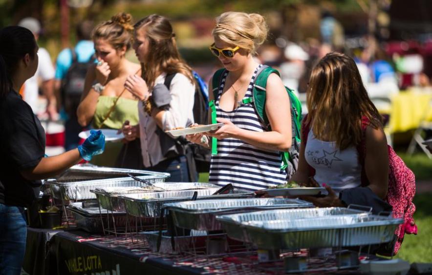 Students grabbing BBQ