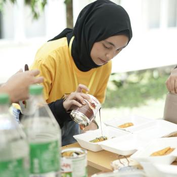A woman preparing take out containers